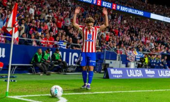 Julian Alvarez stands over a corner for Atletico Madrid