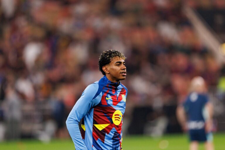 Lamine Yamal warming up for Barcelona