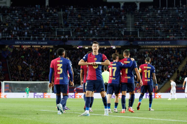 Robert Lewandowski scores for Barcelona in the Champions League