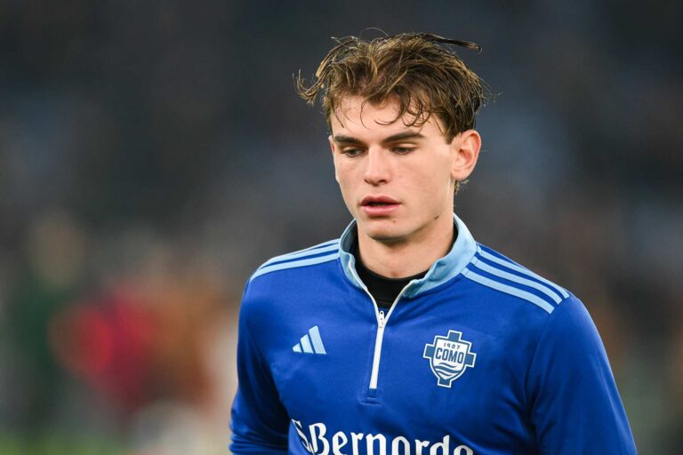 Nico Paz playing for Como