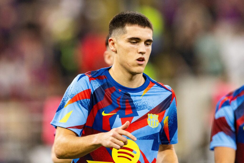 Pau Cubarsi warms up for Barcelona