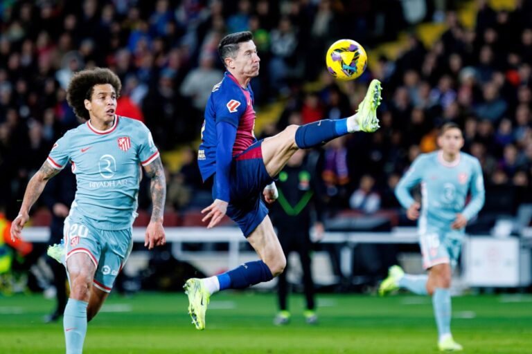 Robert Lewandowski attempts to control the ball against Atletico Madrid