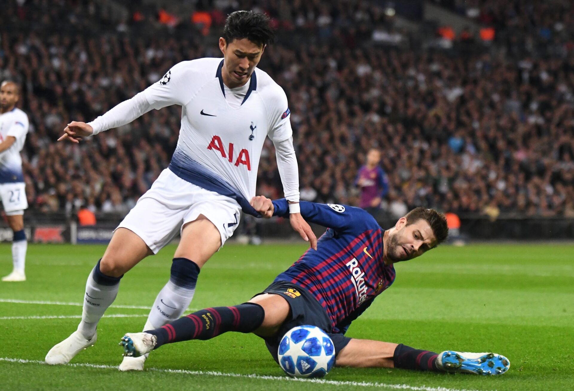 Gerard Pique battles with Son-Heung-min during Tottenham vs Barcelona in 2018