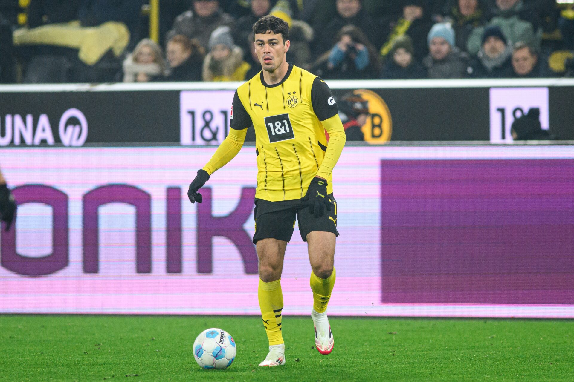 Giovanni Reyna playing for Borussia Dortmund against Bayer 04 Leverkusen at Signal Iduna Park