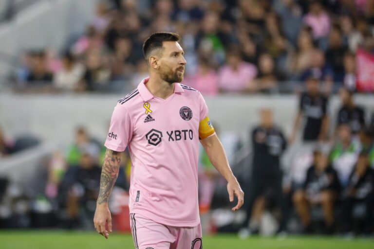 Leo Messi scored yet another free kick and moves closer to the all-time record