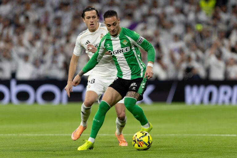 Antony goes up against Alvaro Carreras