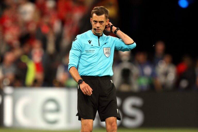 Referee Clement Turpin