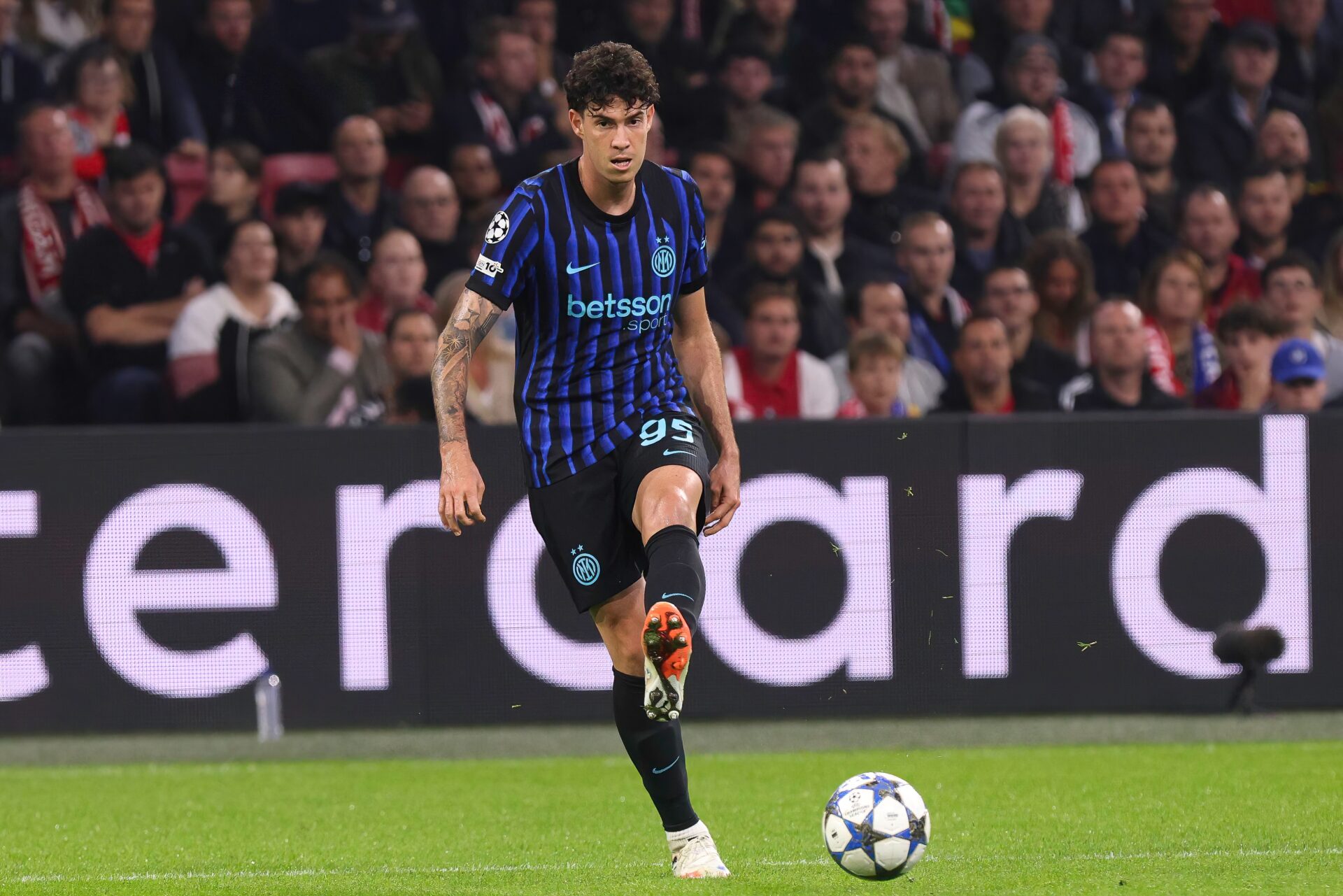 Inter Milan defender Alessandro Bastoni is Barcelona's top defensive target / Shutterstock